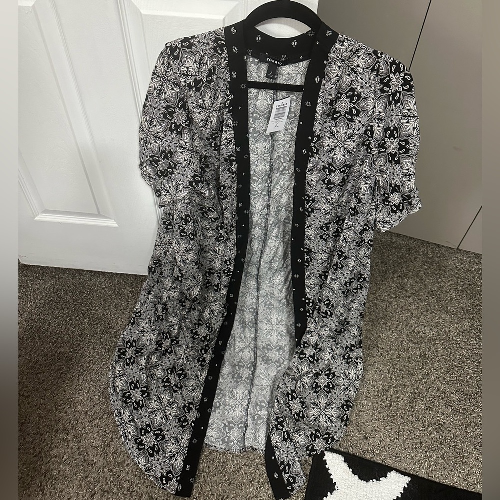 Torrid - Size 18/20 (2x) - Challis Dolman Shirtail Kimono - Geo Black
